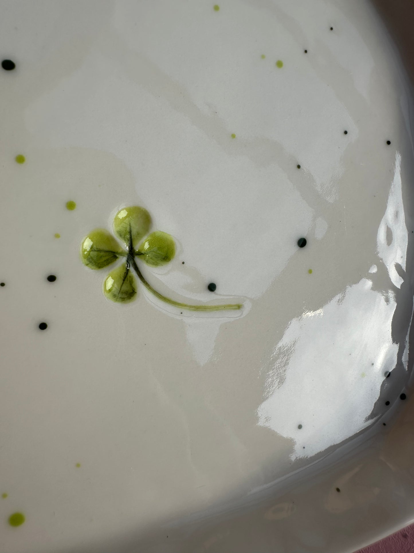 Porcelænsfad med aftryk fra firkløver #10