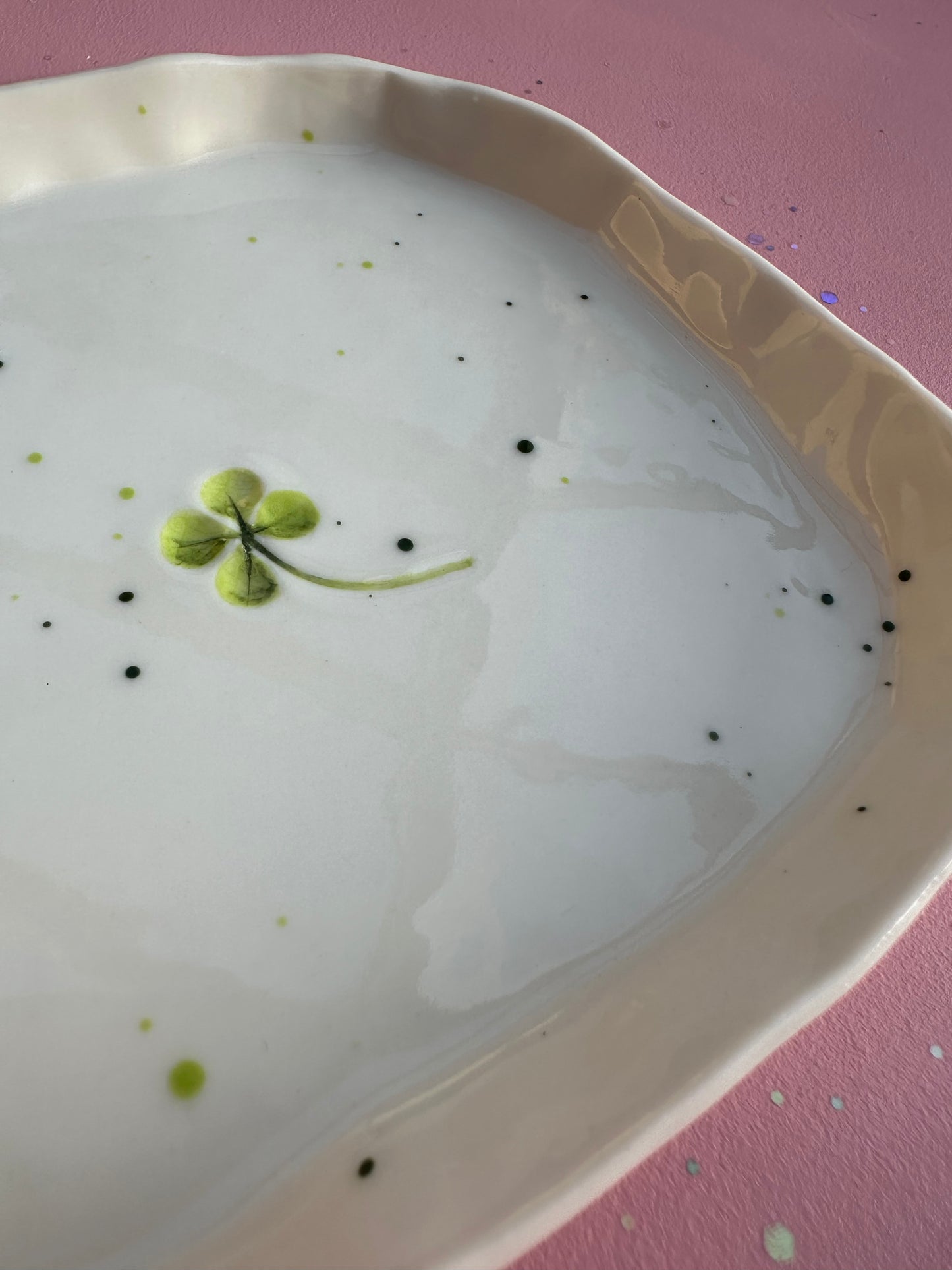 Porcelænsfad med aftryk fra firkløver #10