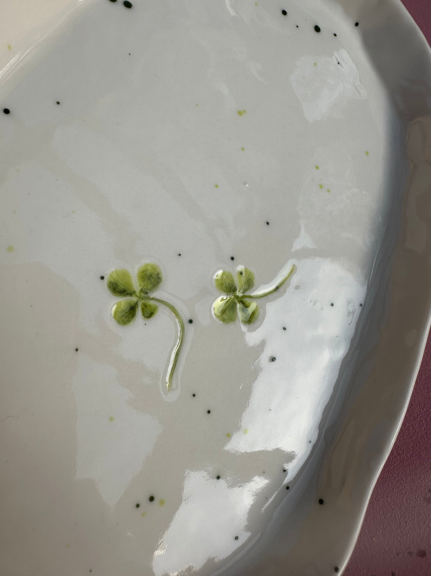 Porcelænsfad med aftryk fra firkløver #11