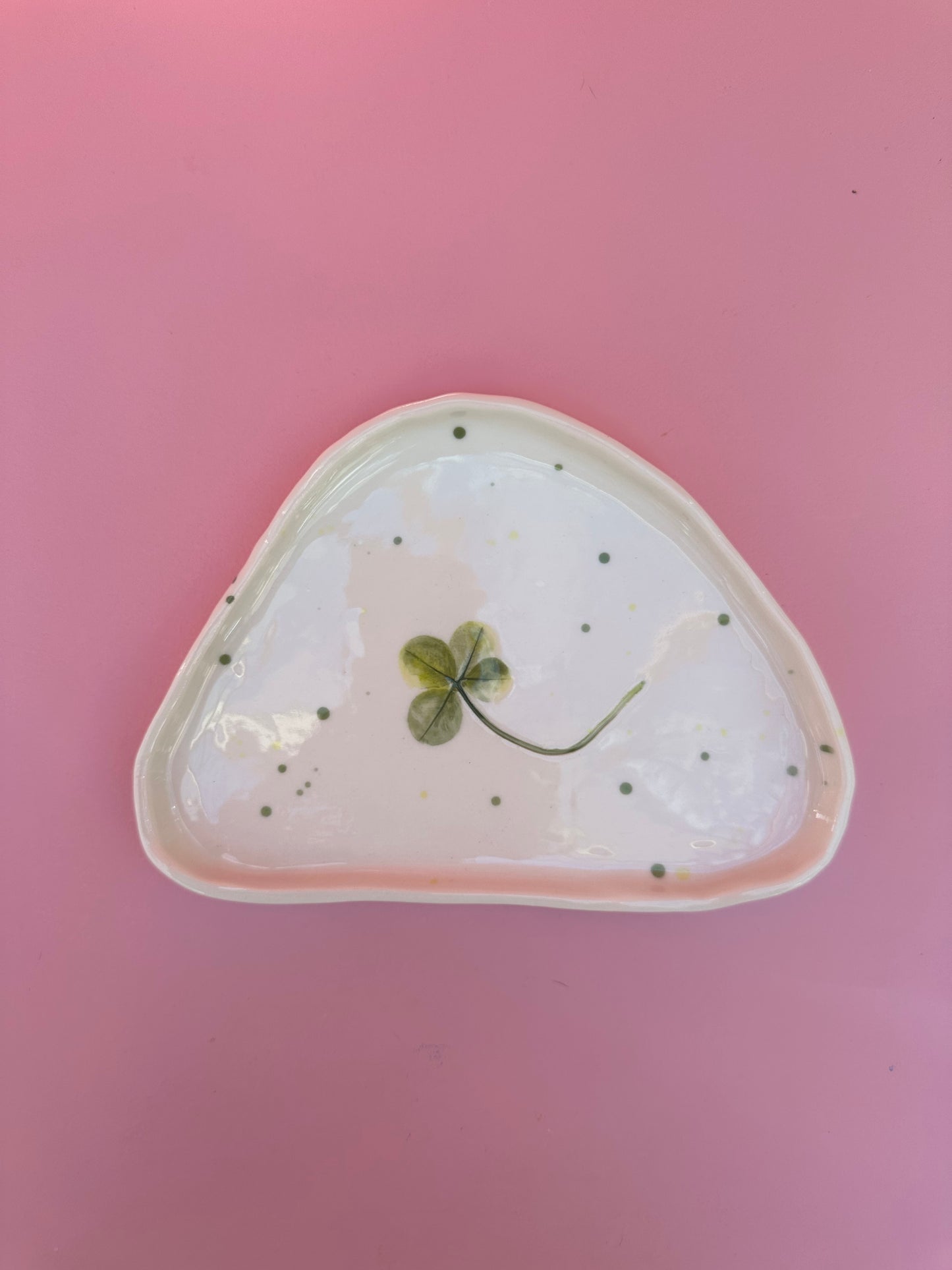 Porcelænsfad med aftryk fra firkløver #12