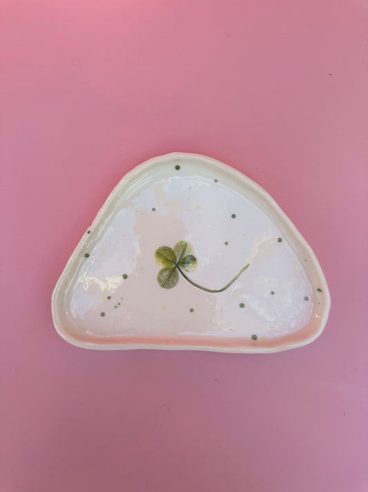 Porcelænsfad med aftryk fra firkløver #12