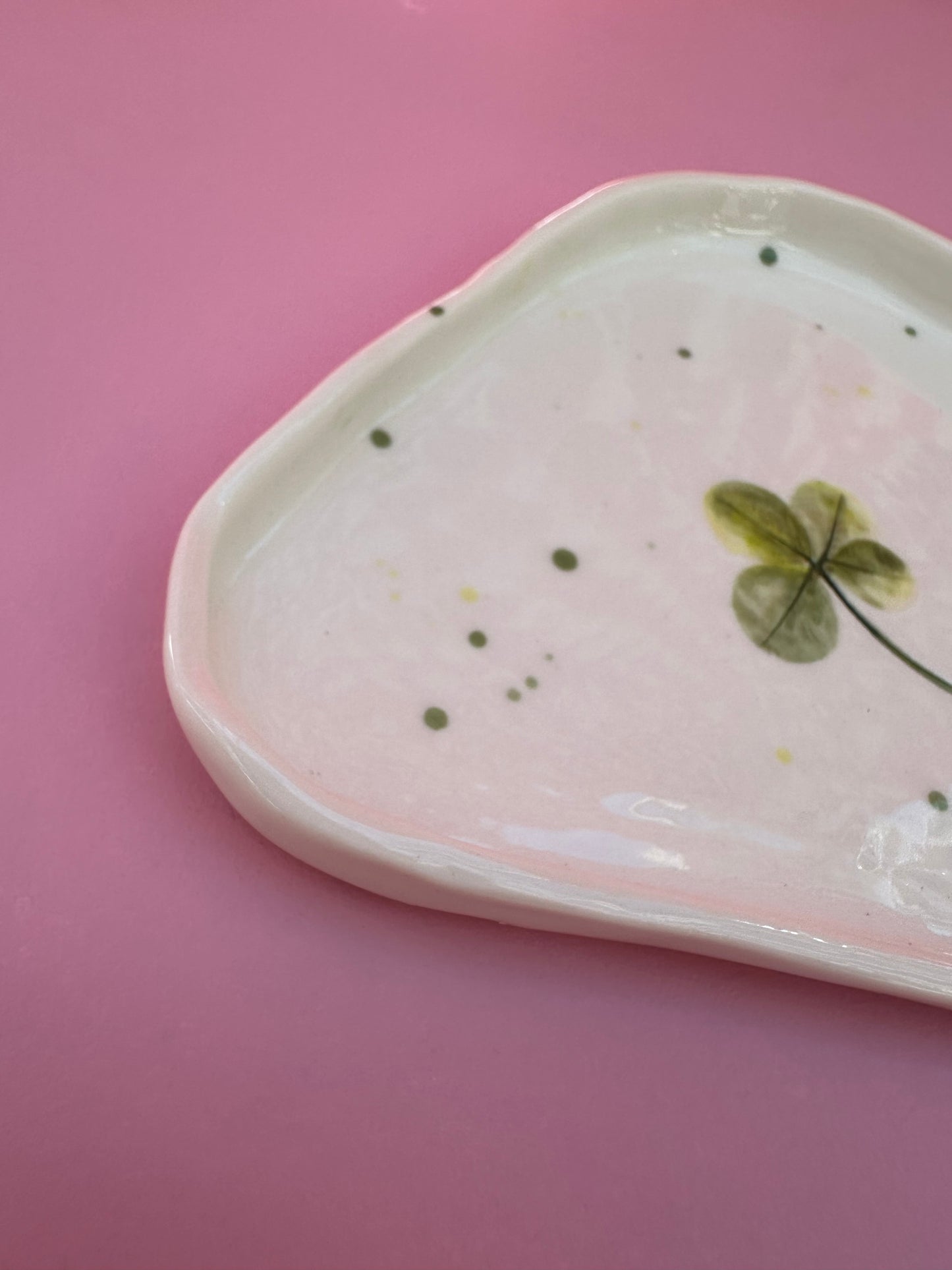 Porcelænsfad med aftryk fra firkløver #12