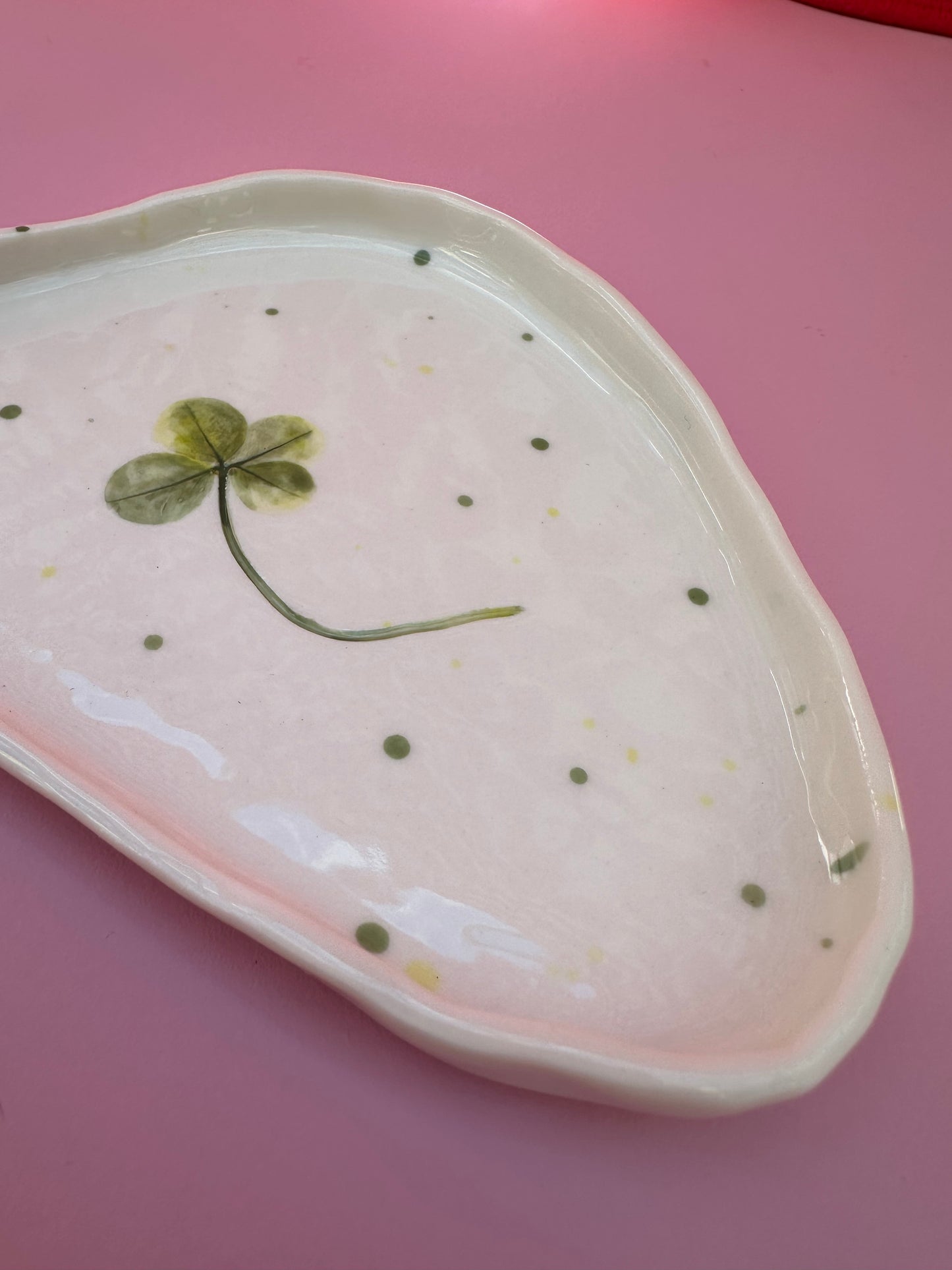 Porcelænsfad med aftryk fra firkløver #12