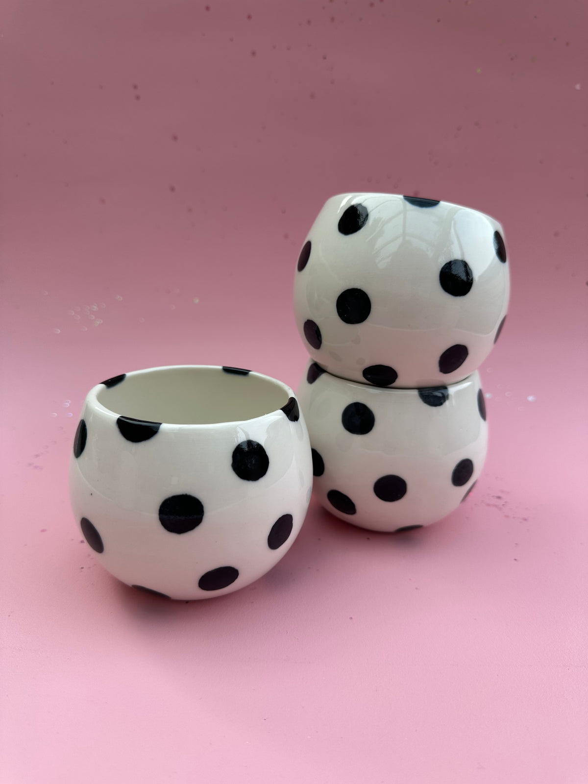 Rund porcelænskop med prikker