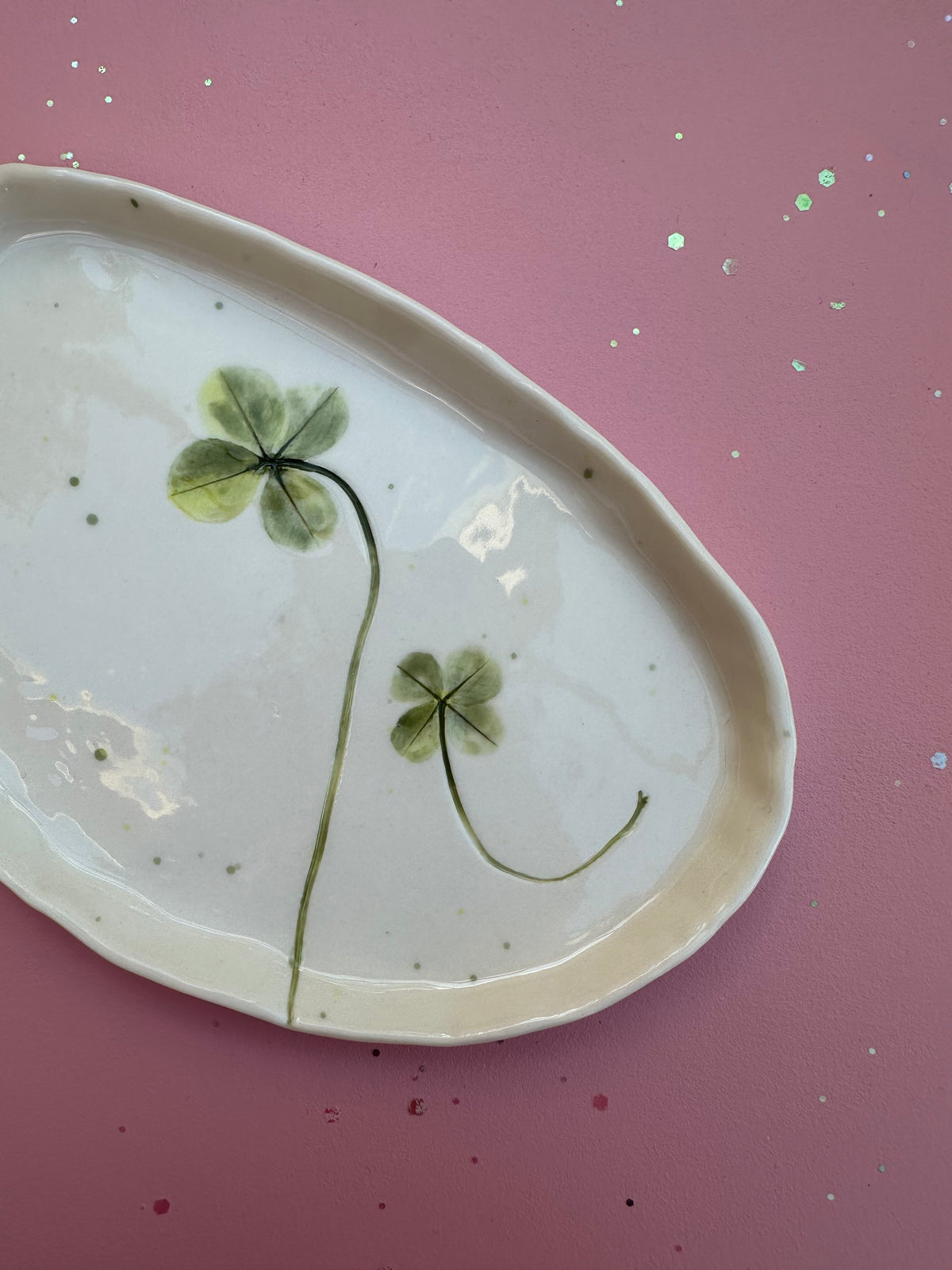 Porcelænsfad med aftryk fra firkløver #17