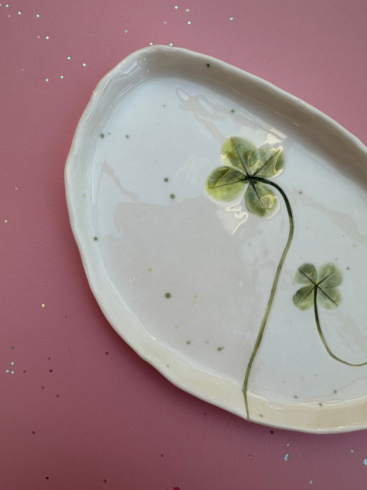 Porcelænsfad med aftryk fra firkløver #17