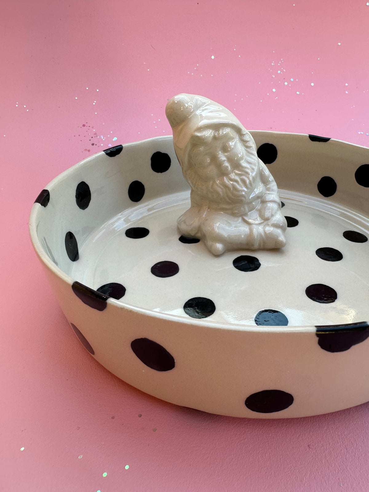 Prikket skål med sovende nisse