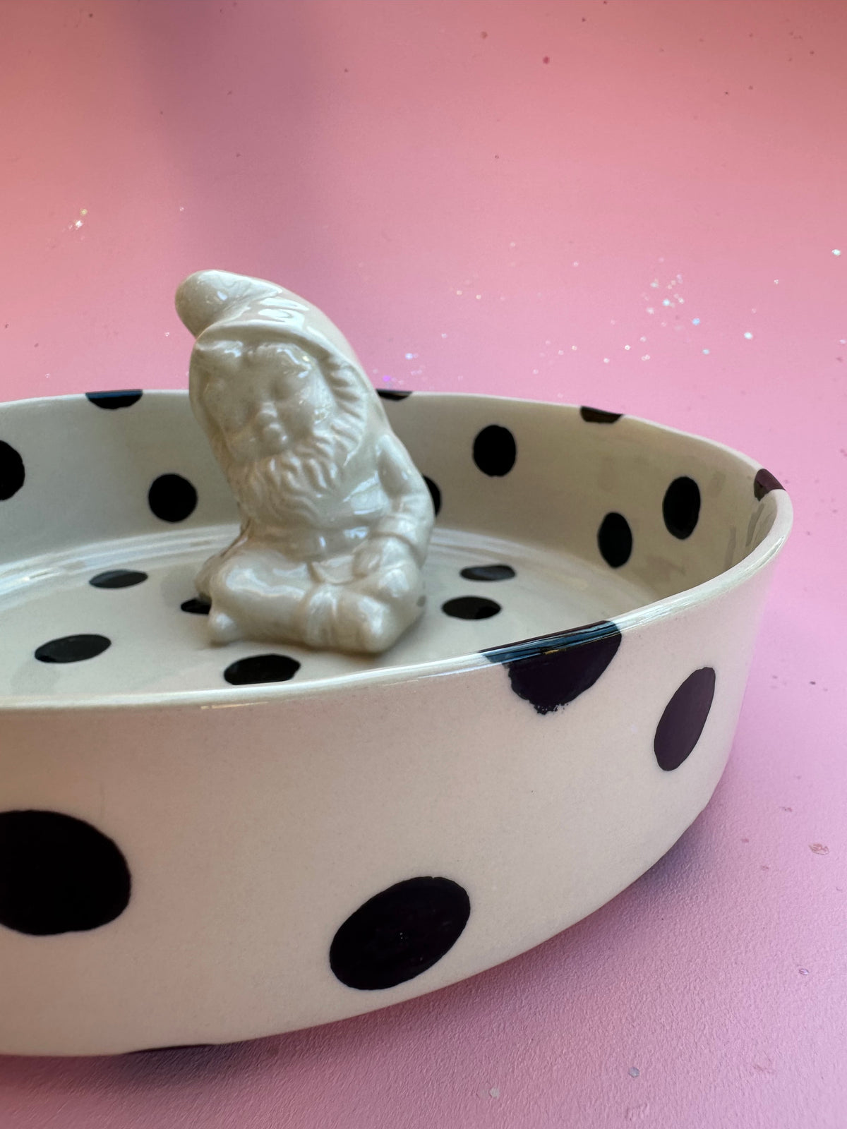 Prikket skål med sovende nisse