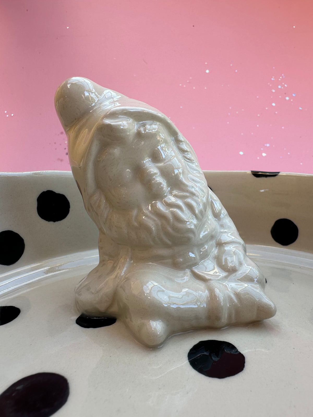 Prikket skål med sovende nisse