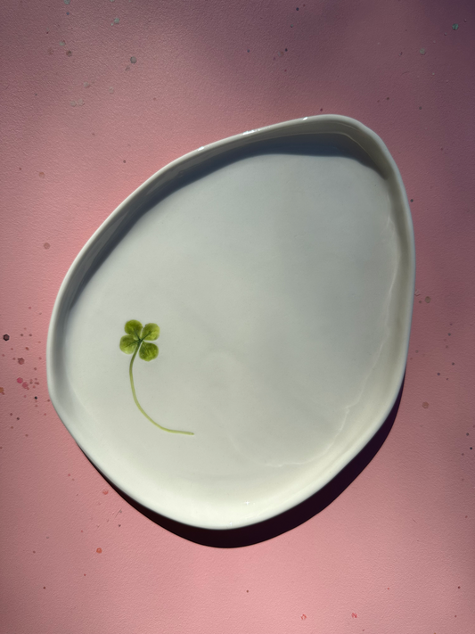 Porcelænsfad med aftryk fra firkløver