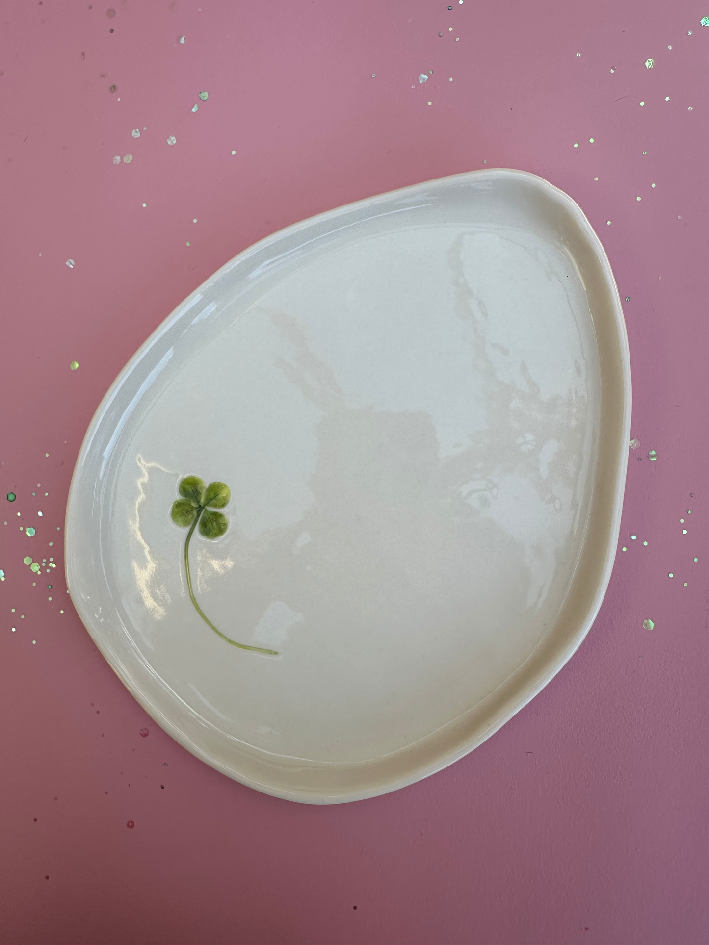 Porcelænsfad med aftryk fra firkløver