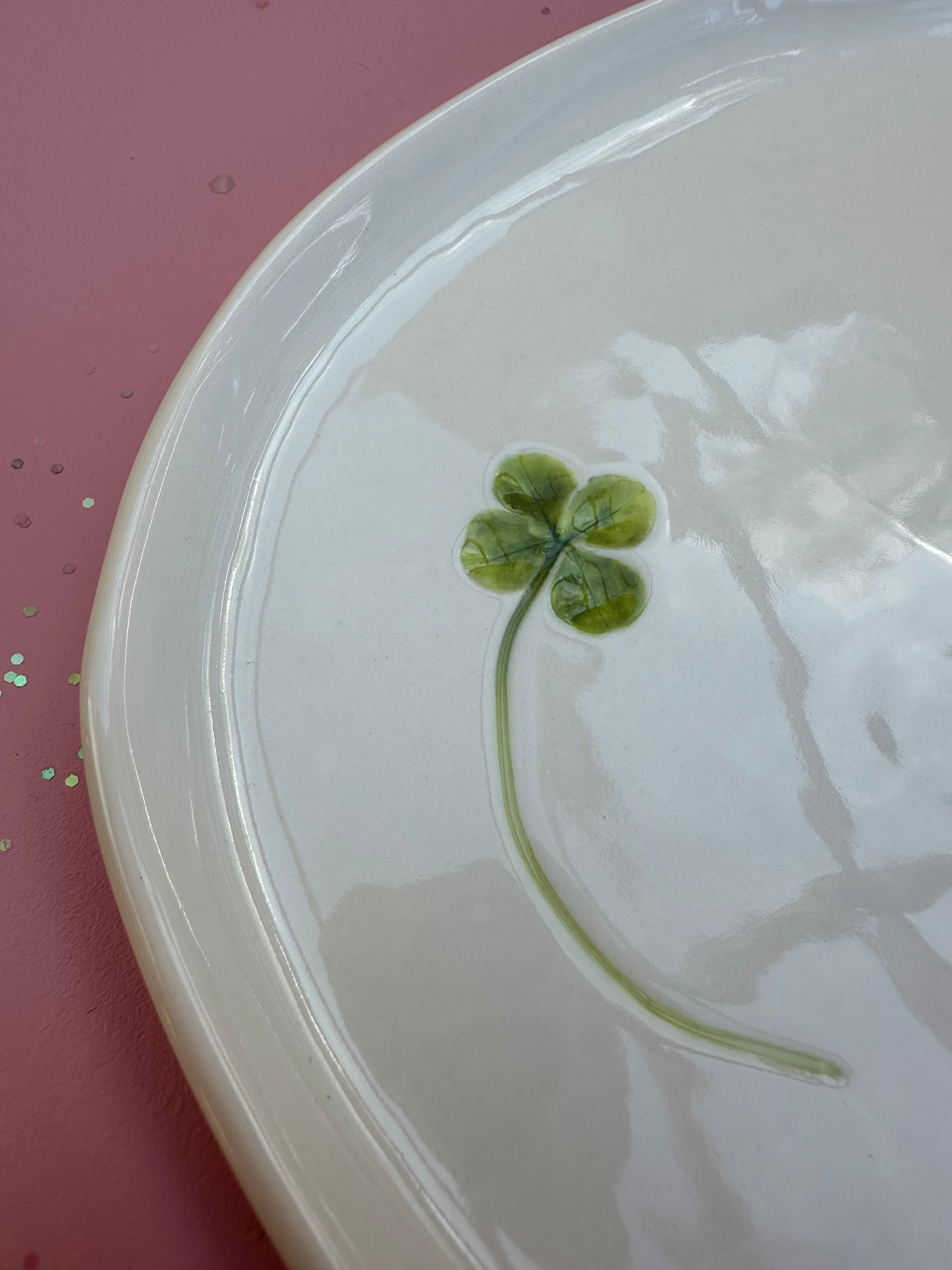 Porcelænsfad med aftryk fra firkløver