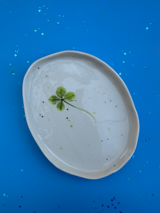 Porcelænsfad med aftryk fra firkløver #1