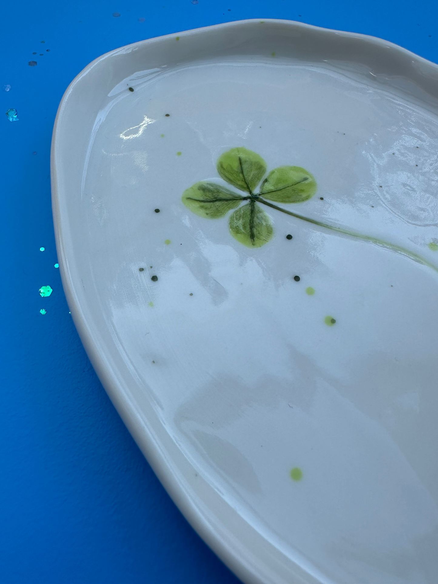 Porcelænsfad med aftryk fra firkløver #1