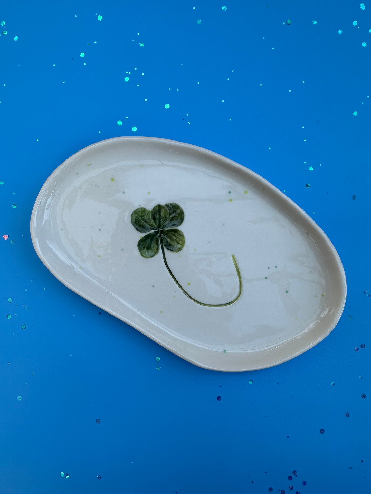 Porcelænsfad med aftryk fra 5-kløver