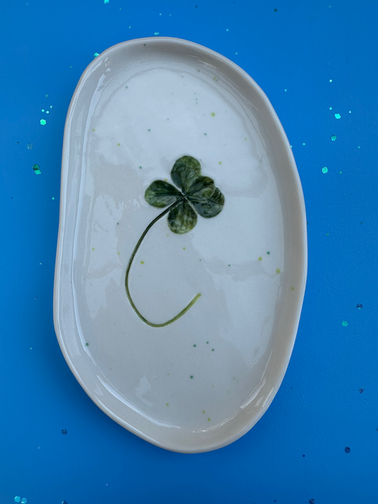 Porcelænsfad med aftryk fra 5-kløver