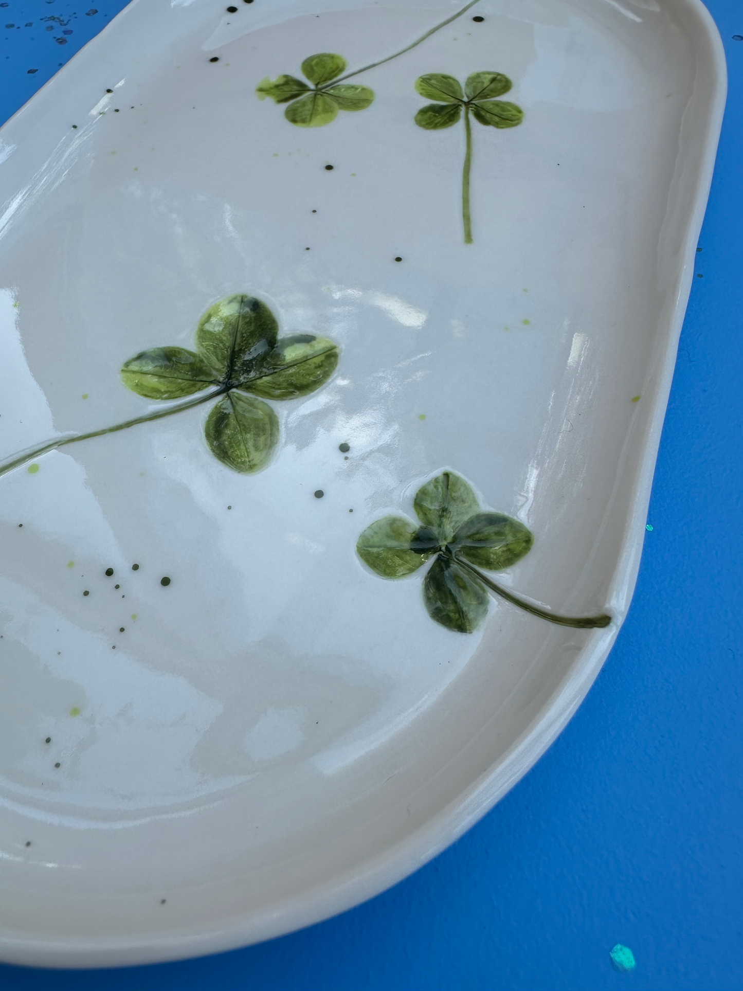 Porcelænsfad med aftryk fra firkløver #5