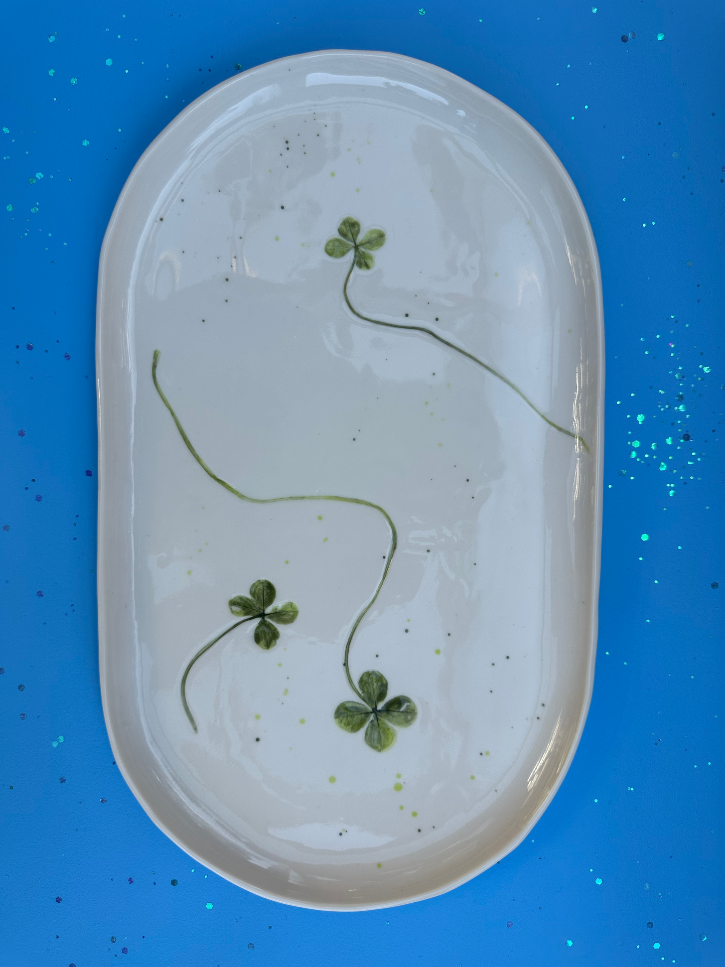 Porcelænsfad med aftryk fra firkløver #6