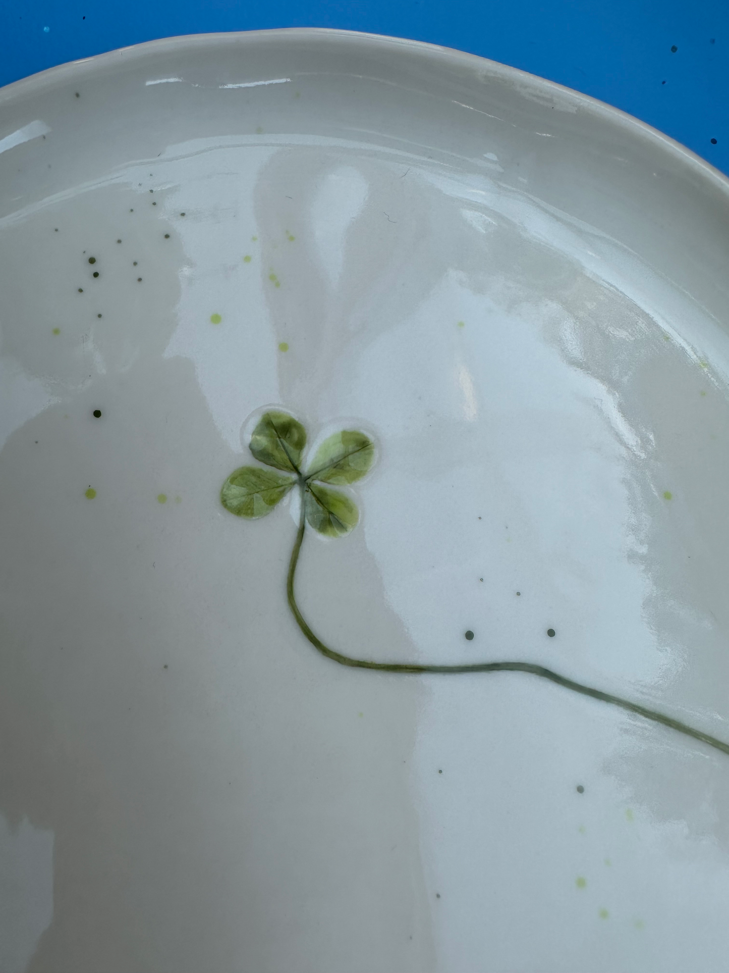 Porcelænsfad med aftryk fra firkløver #6