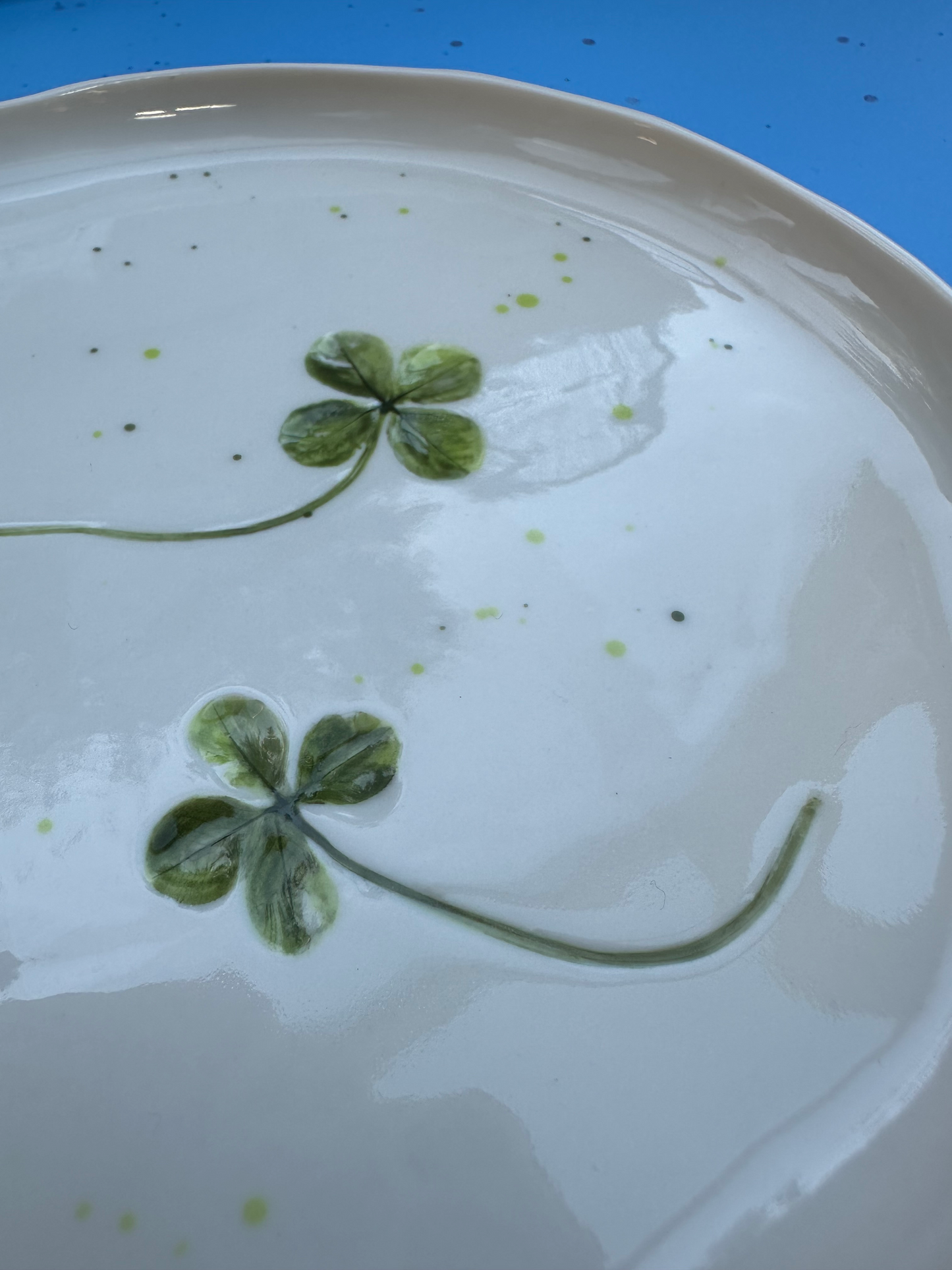 Porcelænsfad med aftryk fra firkløver #6