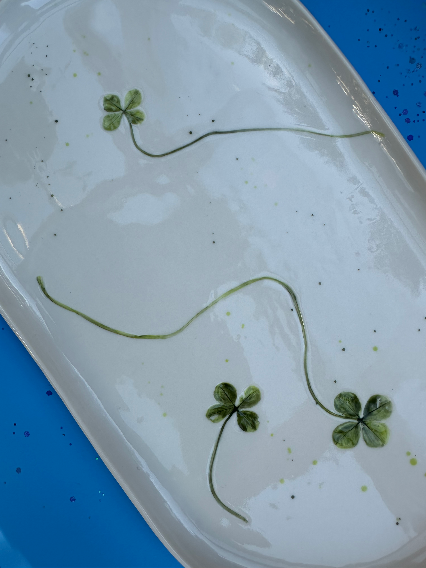 Porcelænsfad med aftryk fra firkløver #6